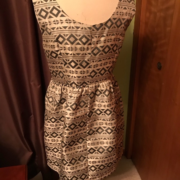 Geometric Lined Dress - Picture 4 of 5